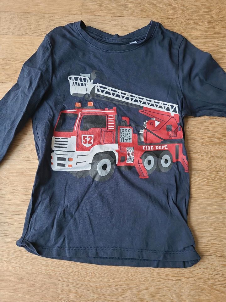 Langarmshirts Gr. 128, Feuerwehr,  Paket in Köln