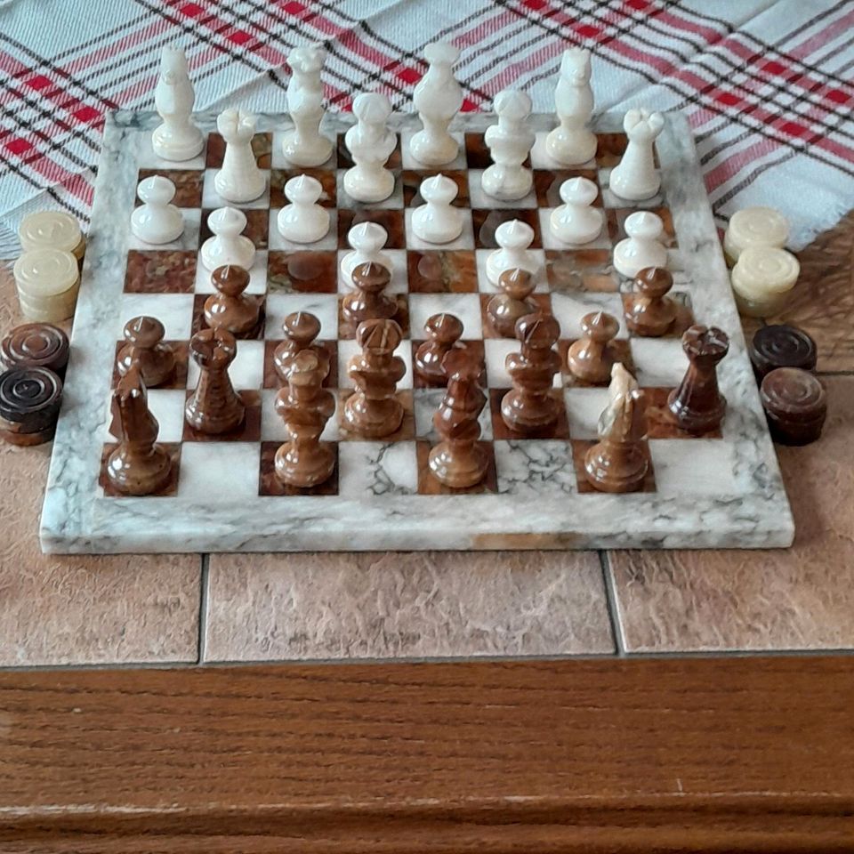 Schachspiel aus Marmor/ Onyx + 24 Mühle Steine in Altena