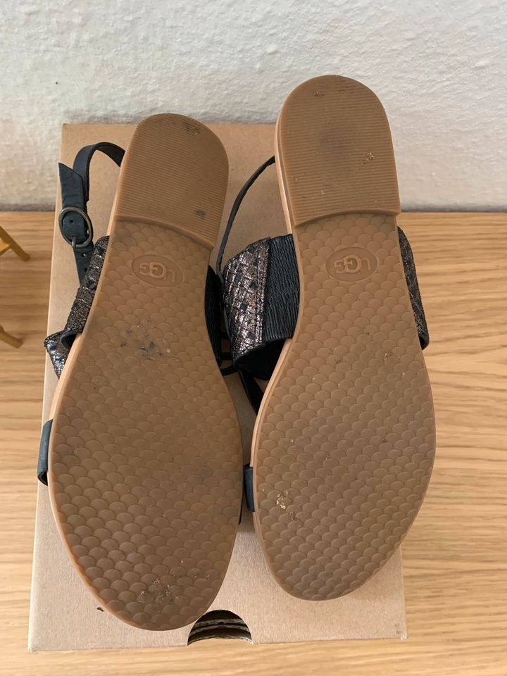 UGG Sandalen Schuhe Sommer schwarz in Jülich