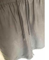 COS - Edle Seiden Bermudas kurze Hose - schwarz Mitte - Tiergarten Vorschau