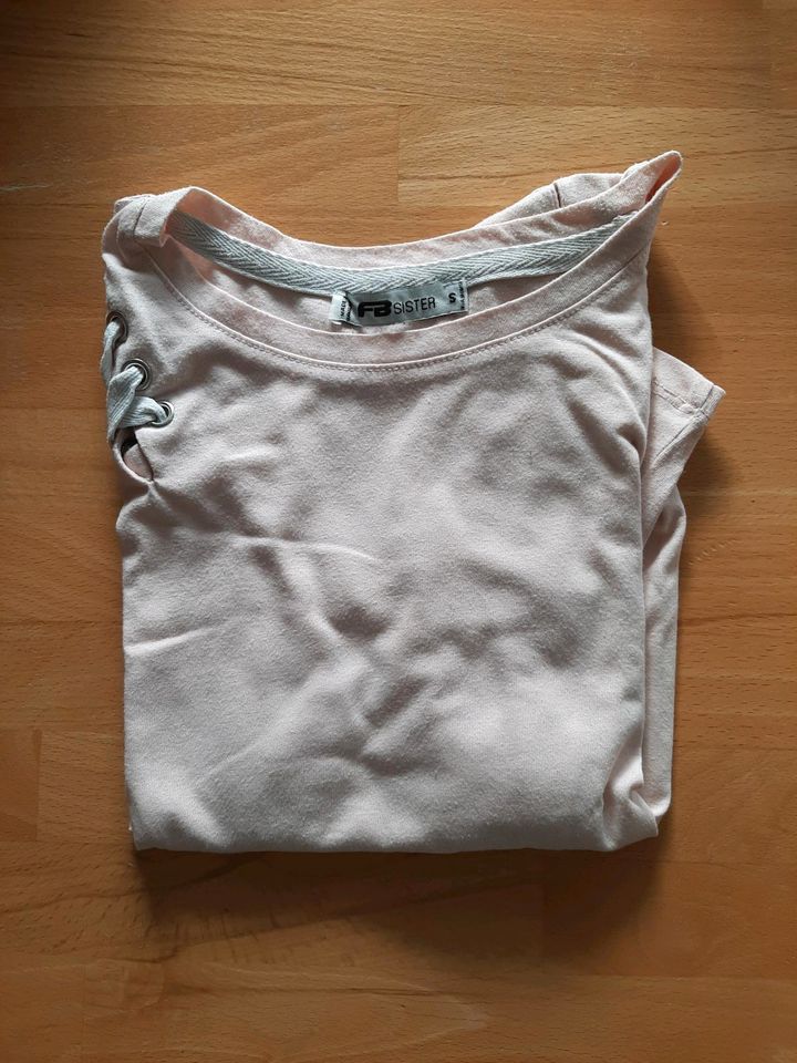 16 T-Shirts, 1 Jumpsuit, 3 Unterhemden in Pforzen