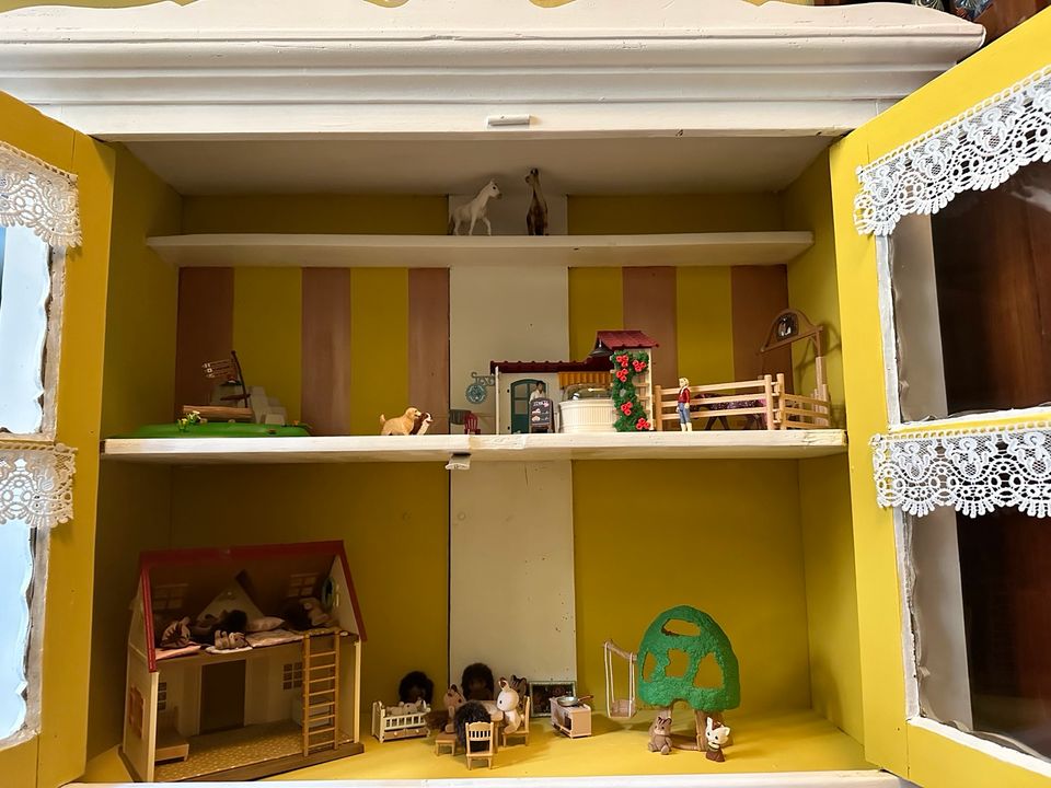 Wunderschönes Puppenhaus Hängeschrsnk Nostalgie Vintage Spielzeug in München