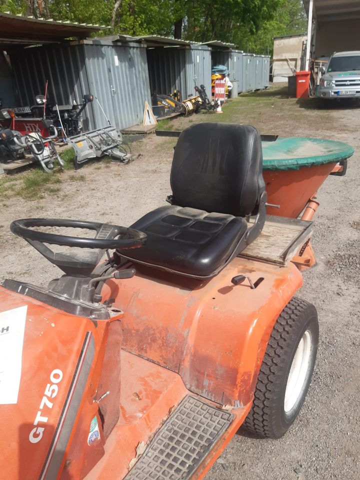 Traktor von Kubota GT 750 mit Streuer in Dresden