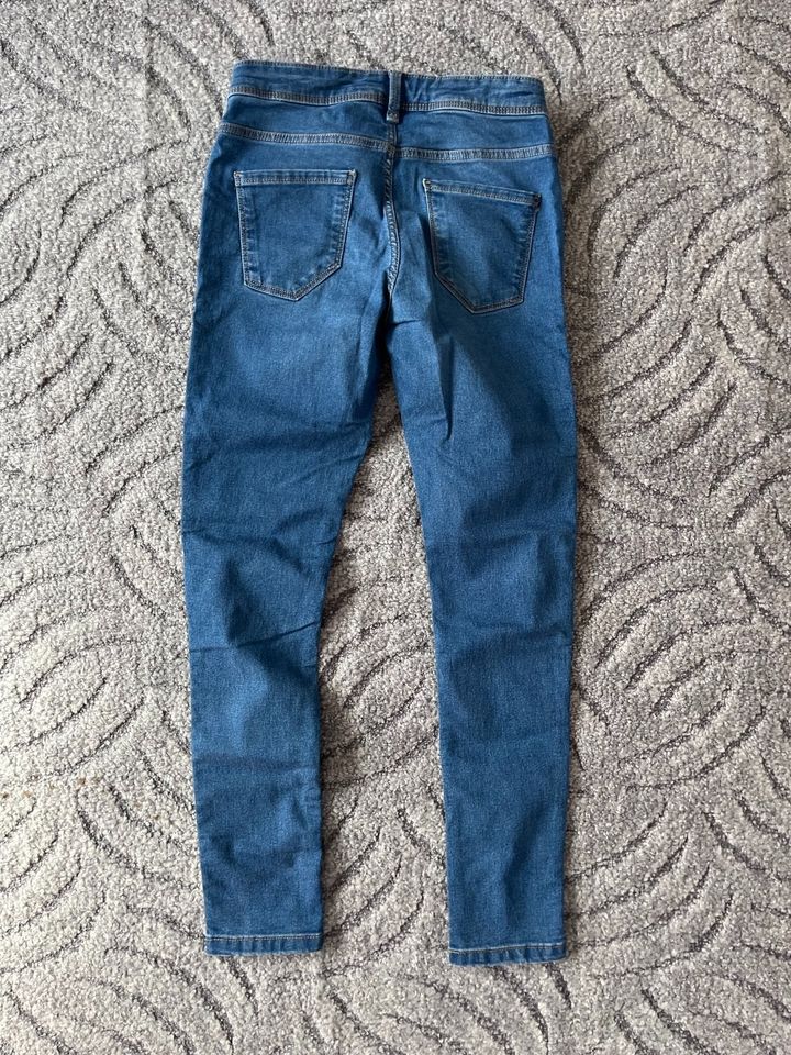 Kinder Jeanshose slim fit Größe 146 in Waldenburg