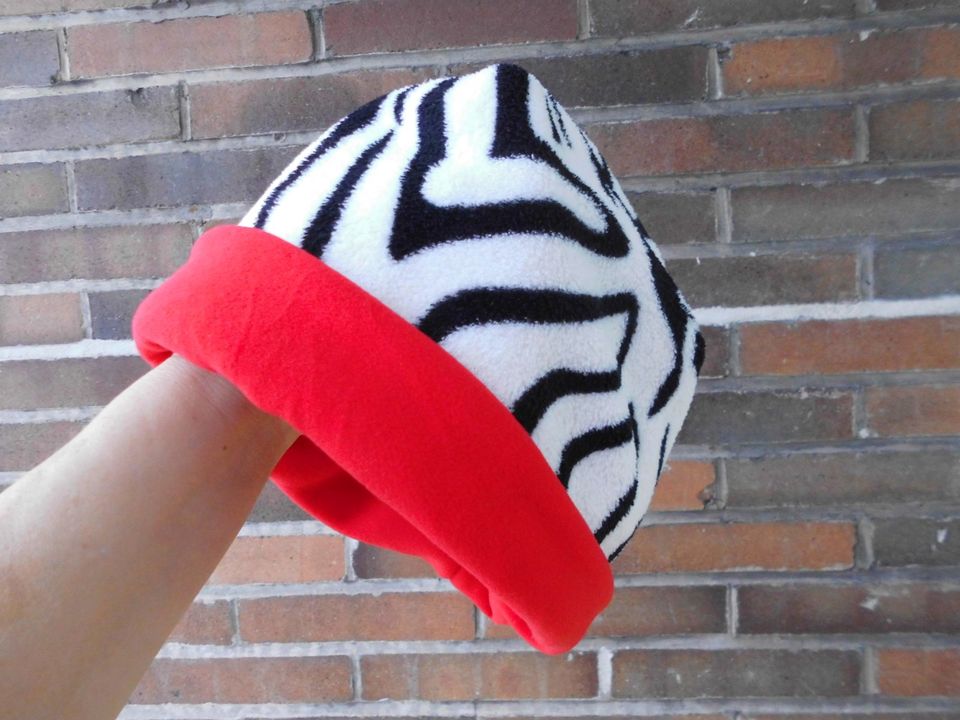 warme Zebra Mütze Fleece Mikrofaser XL schwarz weiß rot kuschelig in  Friedrichshain-Kreuzberg - Kreuzberg | eBay Kleinanzeigen ist jetzt  Kleinanzeigen