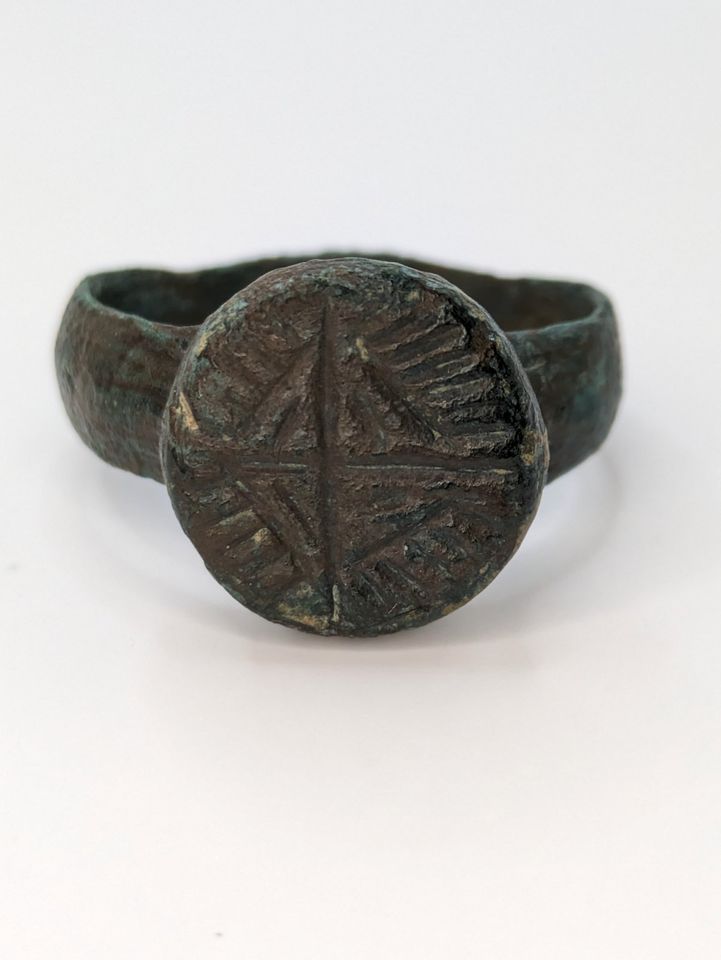 Kreuzritter Ring aus dem Mittelalter mit Strahlenkreuz in Altena