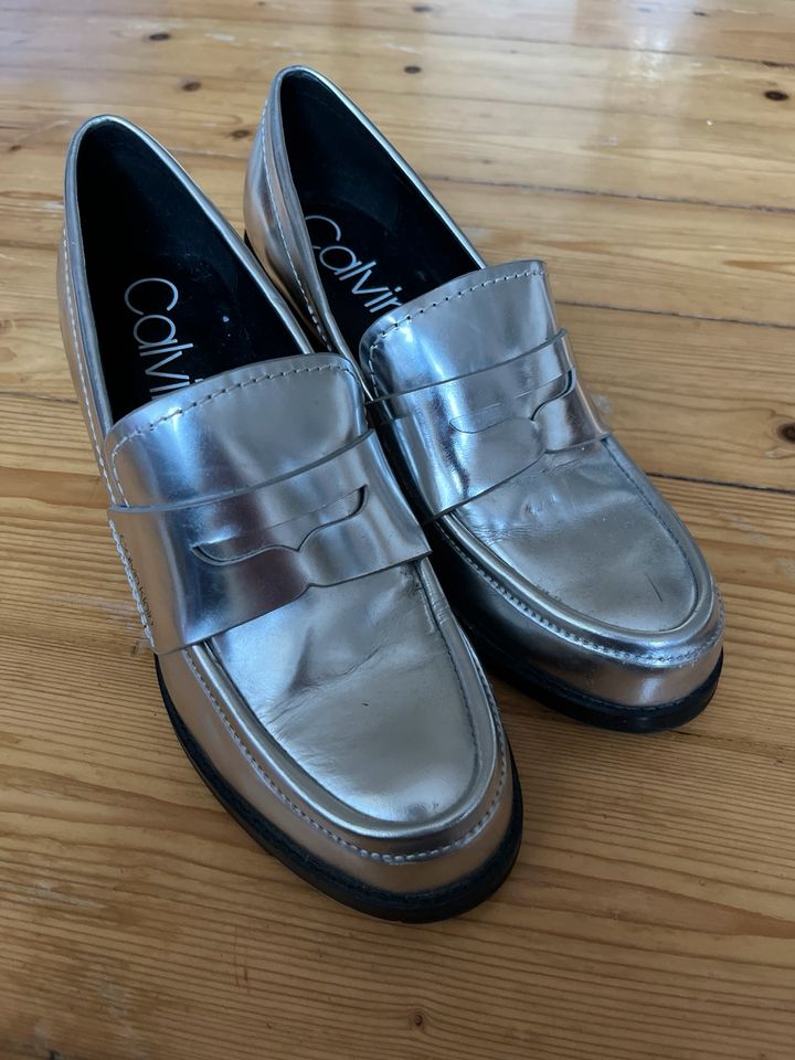 Calvin Klein Loafer Pumps Gr. 38,5 Silber in Mönchengladbach