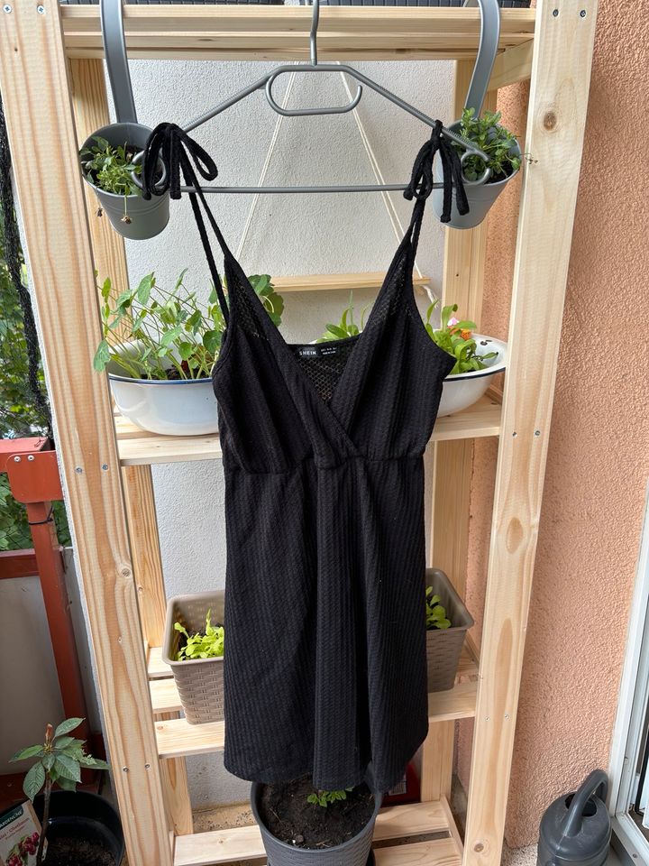Shein Kleid Trägerkleid mit überlappender Front schwarz Gr.S in Erfurt