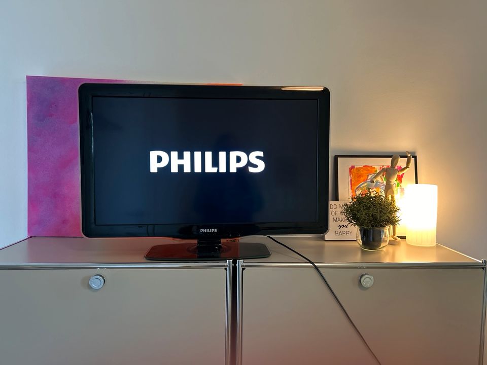 Philips TV Fernseher Flachbildschirm 32 Zoll in Hamburg