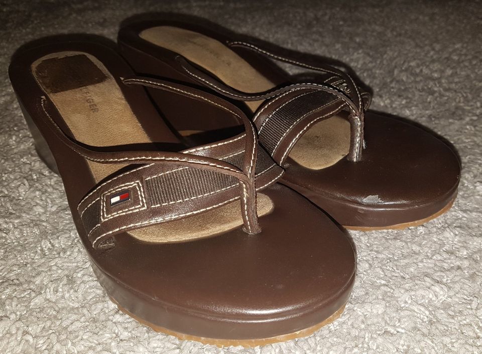 tommy hilfiger schuhe Gr7 1/2 M bild 5,6 farbe so wie zusehn gebr in Frankfurt am Main