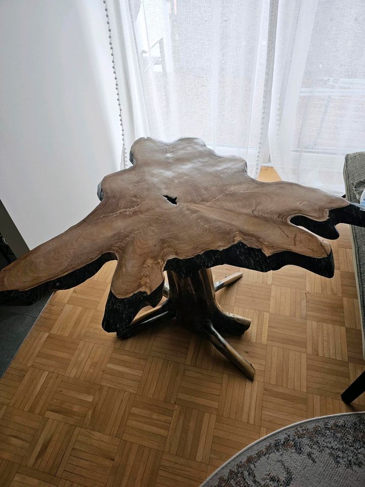 Massiv Holz Cafe-Couch Tisch in Ihringen