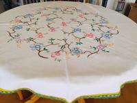 Vintage Tischdecke - Runde, mit Blüten handbestickte Tischdecke – Freiburg im Breisgau - Kirchzarten Vorschau