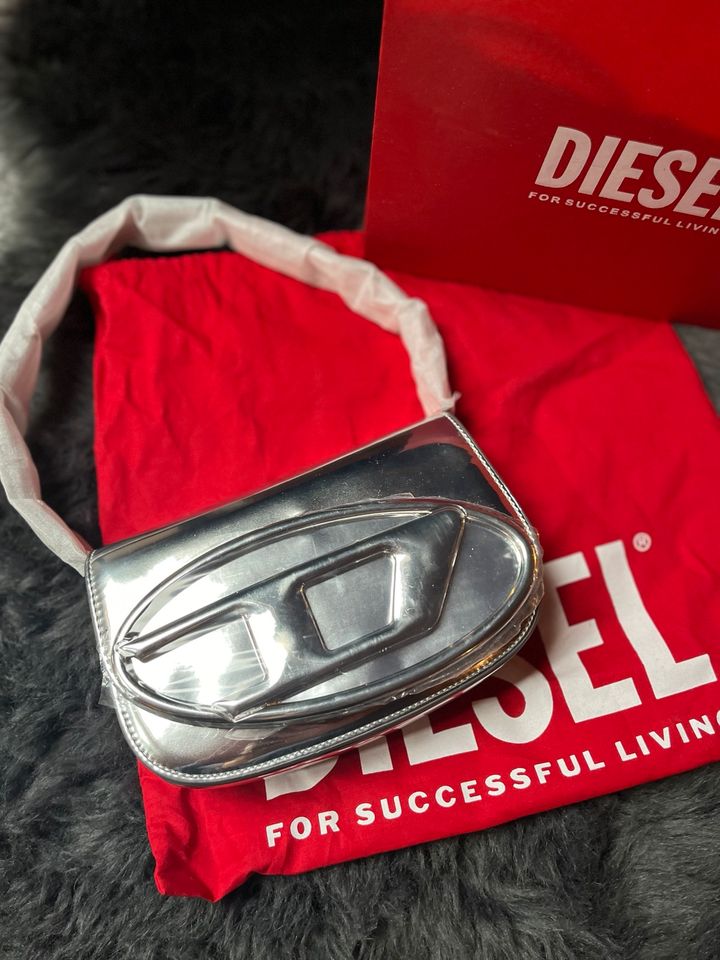 Diesel 1DR Handtasche Silber neu in Schermbeck