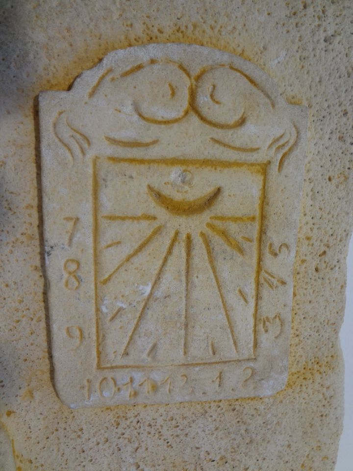 Schönes „antikes“ Wandrelief  + Tür Brunnen und Sonnenuhr Keramik in Linden
