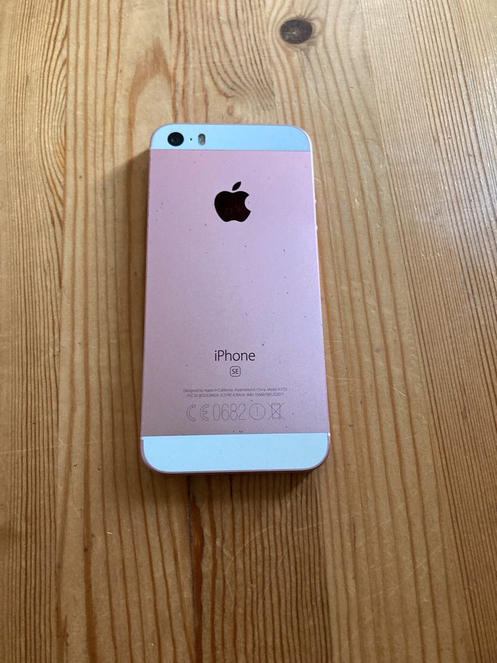 iPhone SE (A1723) 32 GB inkl. Zubehör in Berlin