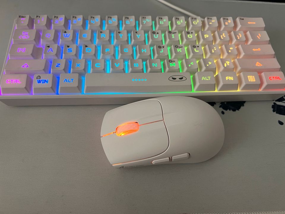 PC Tastatur weiß RGB + Gratis Maus in Bonn