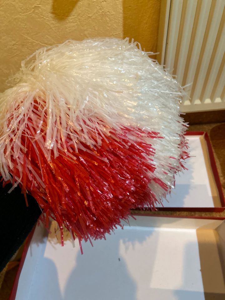 Cheerleader pompons, rot weiß, sehr bauschig. Fasching. Karneval in Wadern