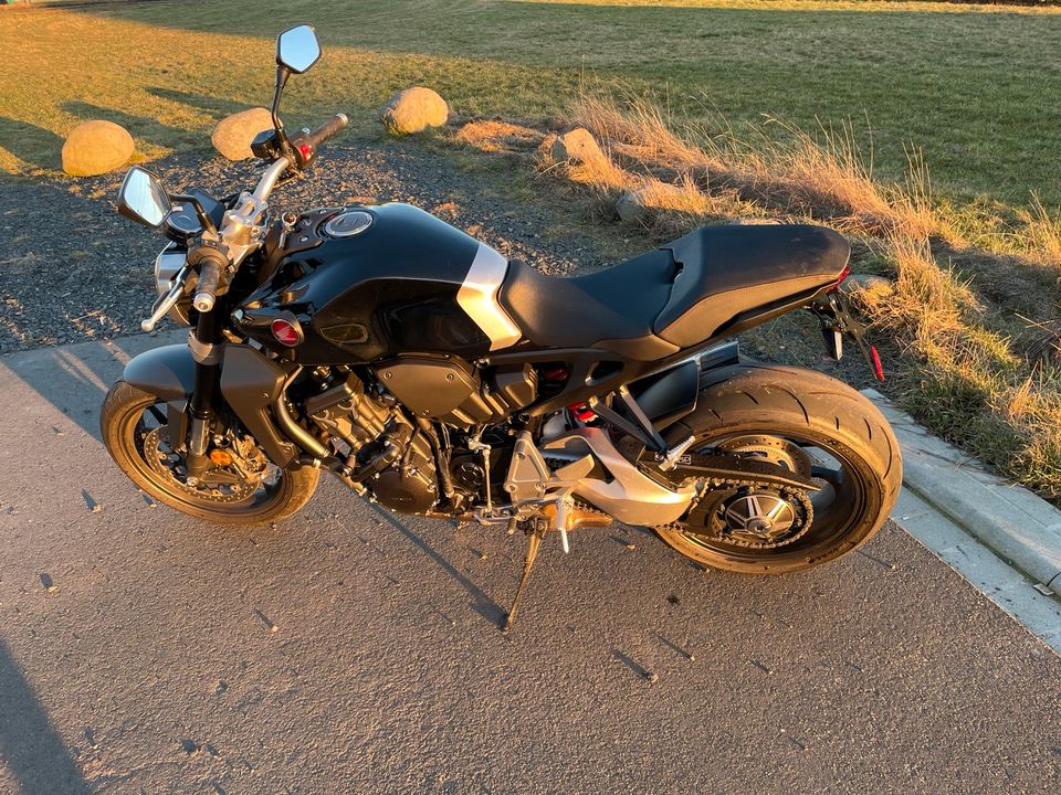 Honda CB1000R SC80 - Akrapovic - 1. Hand - 2390km - Bj. 2019 in Weitefeld