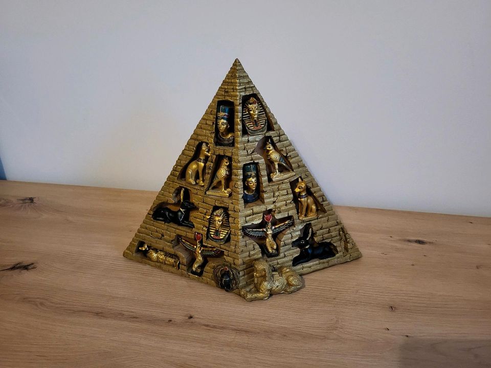 Pyramide Agypten Statue in Großthiemig