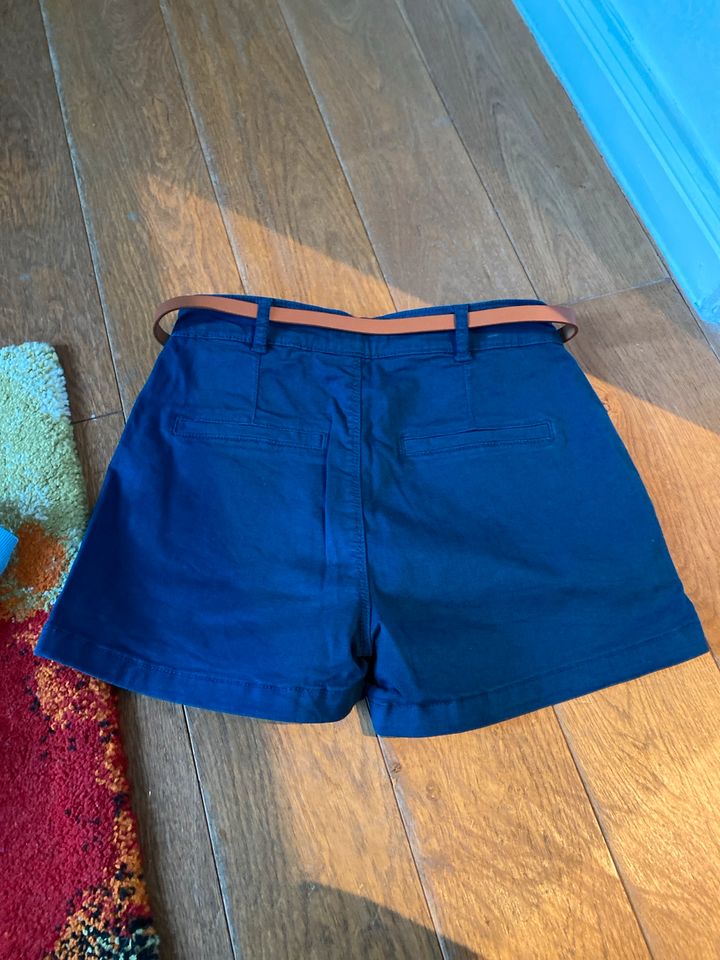 Blaue Shorts mit Gürtel in Oldenburg