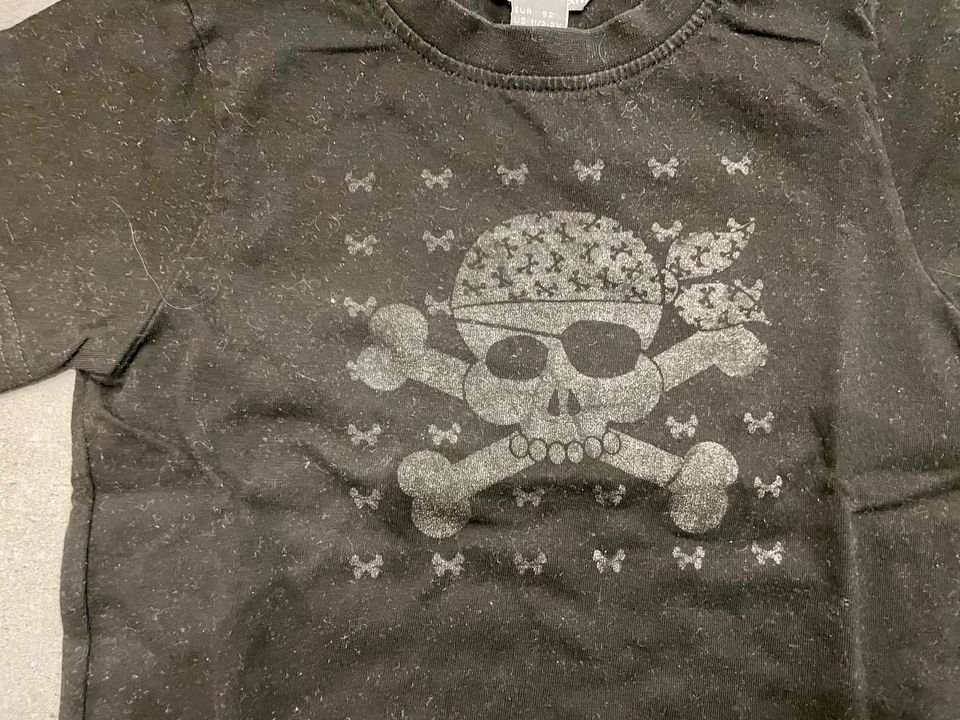 Schwarzes Mädchen T-shirt mit Totenkopf Gr. 92 in Windeck