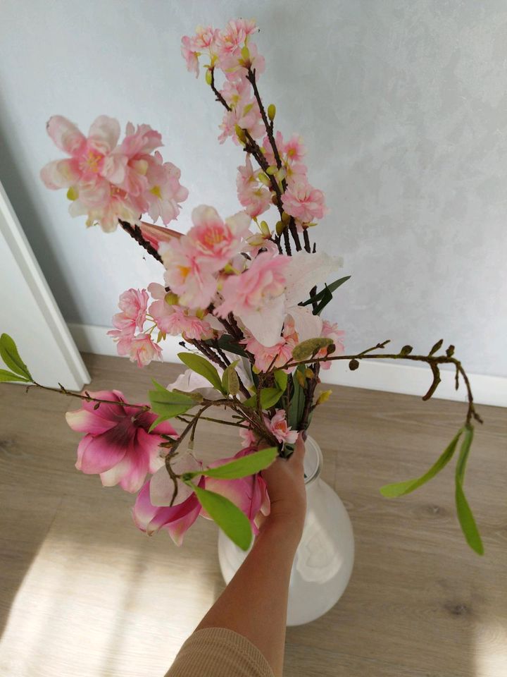 Deko Dekoration Vase mit künstlichen Blumen in Bielefeld