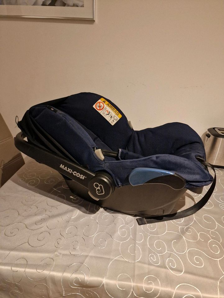 Maxi Cosi Babyschale bis 13kg sehr guter Zustand in Helmstedt