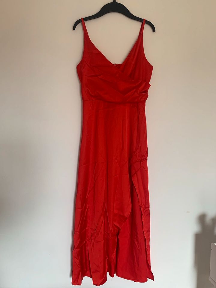 rotes Kleid in Baunatal