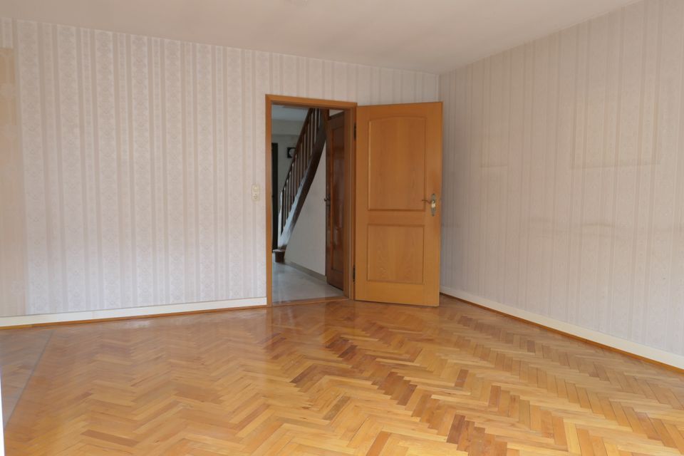 Kleines, süßes Reihenmittelhaus FFM-Unterliederbach für 2-3 Personen zum Renovieren in Frankfurt am Main