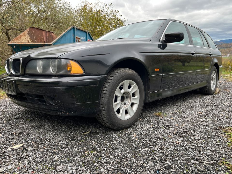 Bmw E39 520i Facelift Touring AHK Leder Navi in Deggendorf