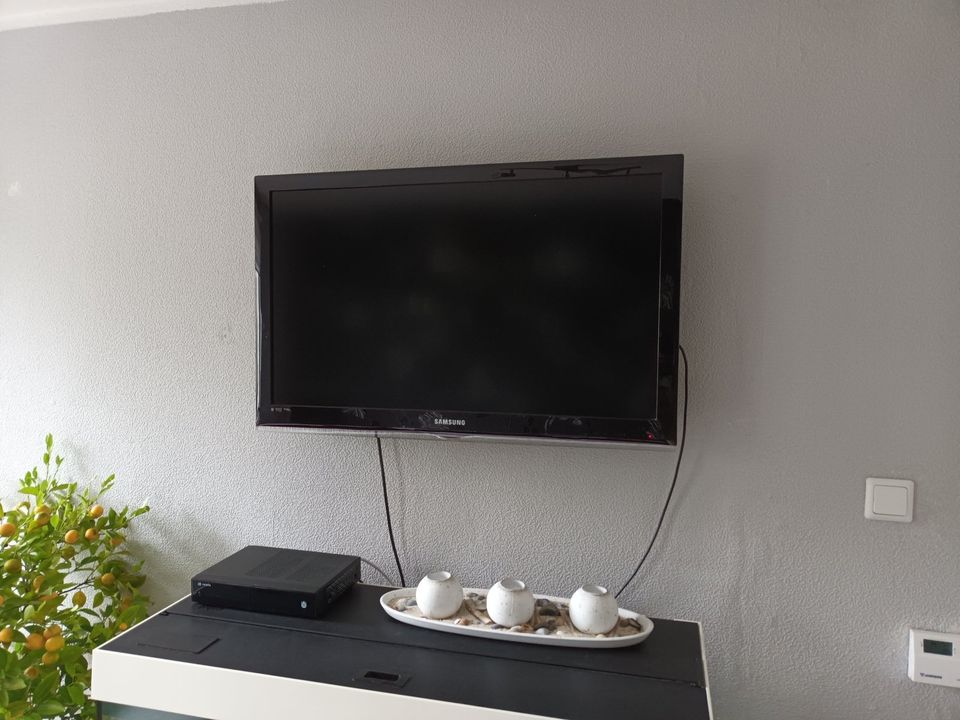 Samsung Fernseher mit Wandhalterung, guter Zustand ! in Kassel