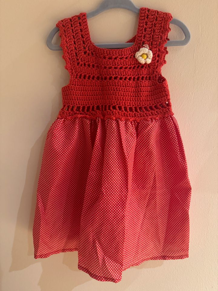Kleid rot, Strick. Gr. 92 in Esslingen