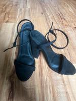 Schwarze Riemchen-Pumps aus Wildleder Gr.36 Köln - Vingst Vorschau