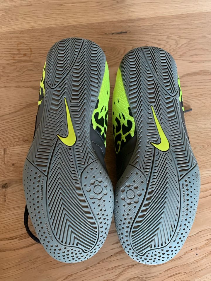 Nike Hallenschuhe Fußballschuhe 33,5 in Immenstadt