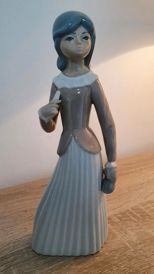 Porzellanfigur Casades Figur Sammelfigur Dame Frau Mädchen in Schwentinental