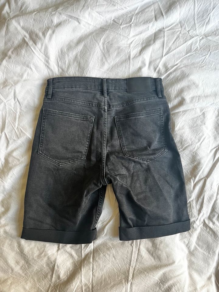 Jeans Shorts zu verschenken Gr 36 in Berlin