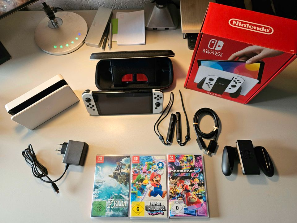Nintendo Switch OLED mit 3 Spielen und Schutztasche in Siegen