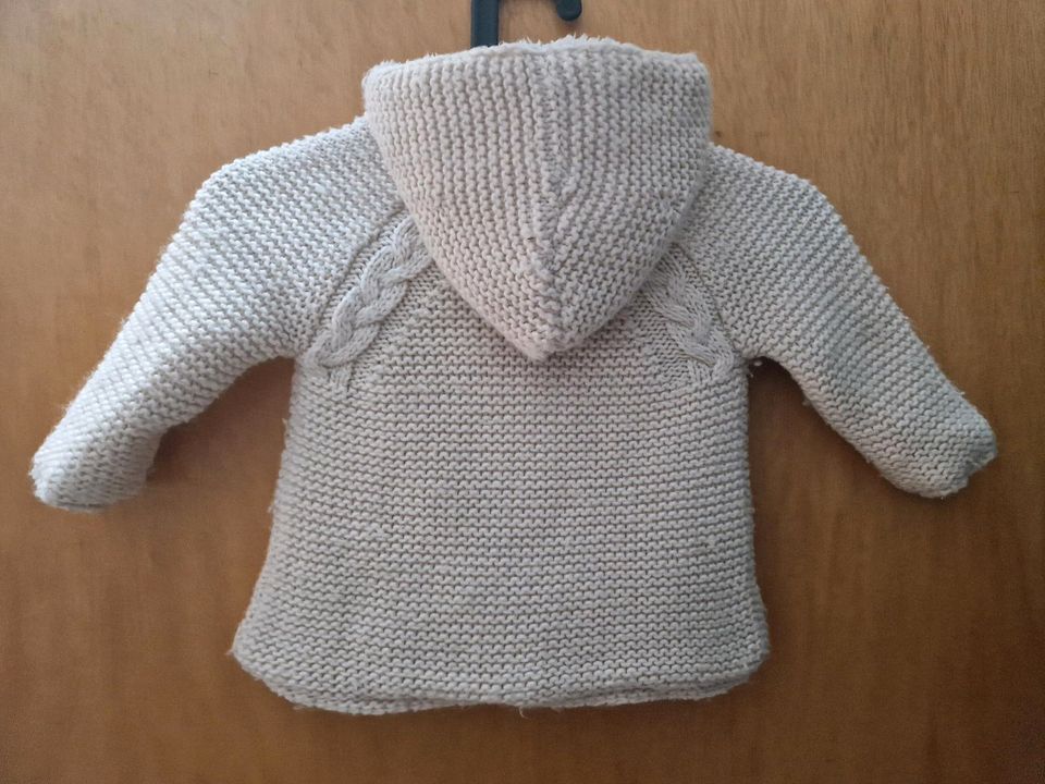 Strickjacke zara gr. 86 in Lollar