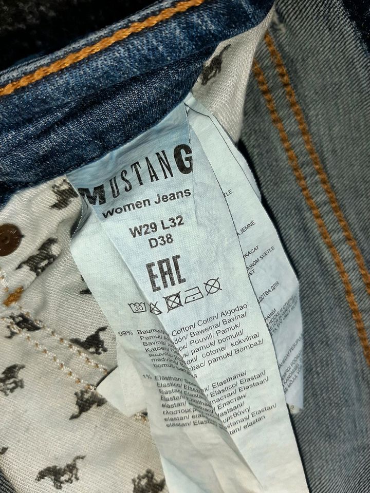 Mustang Jeans Frauen 29/32 in Höxter