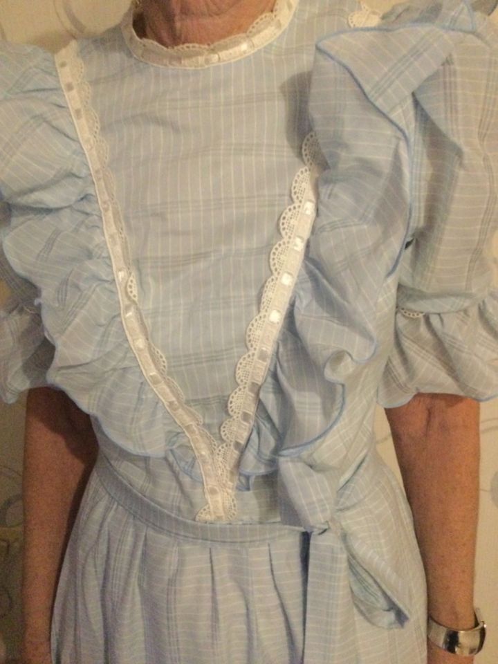 Hellblau/weiß kariertes langes Kleid Gr. 36 (Prinzessinen Kleid) in Viersen