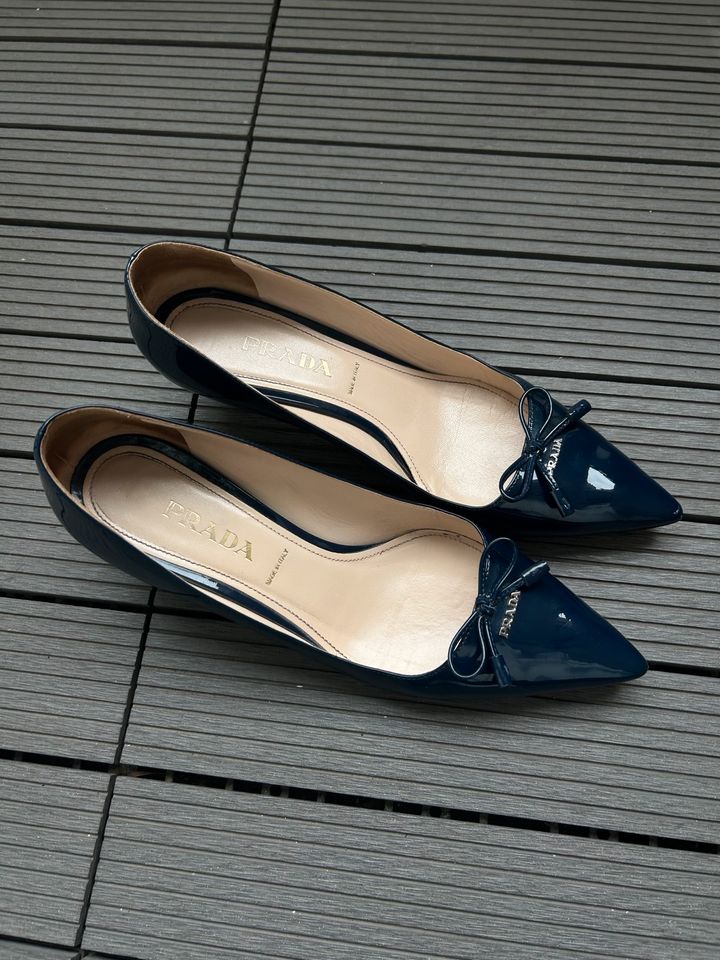 Prada Navy Patent Leather Pointed-Toe Bow Pumps in Düsseldorf