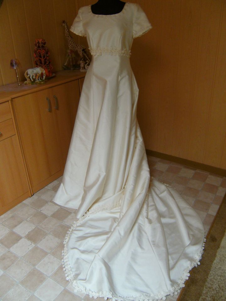 Brautkleid mit Schleppe, Größe 38, Brautkleider in Neunkirchen