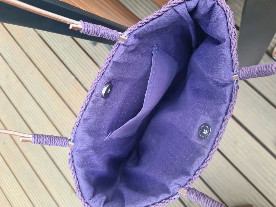 Damen Handtasche/ Schultertasche geflochten, lila, mit Ledergriff in Minden