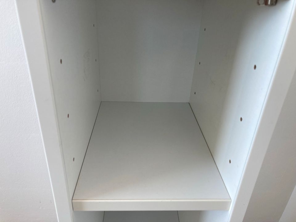 #A Bücherregal weiß Regal Hochschrank 202 cm Ikea Holz Wohnzimmer in Burgstädt