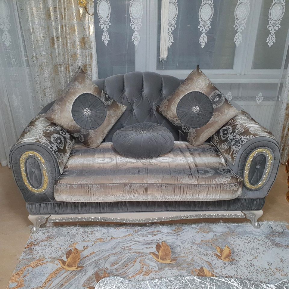 Ein wunderschönes türkisches Sofa mit Tisch. in Berlin