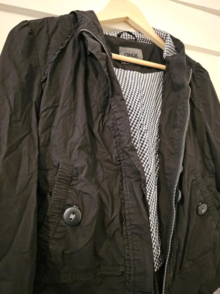 Schwarze Jacke mit Kaputze, Medium in Berlin