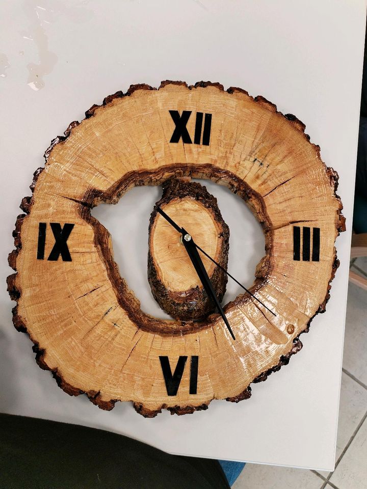 Wanduhr aus Holz in Harsum