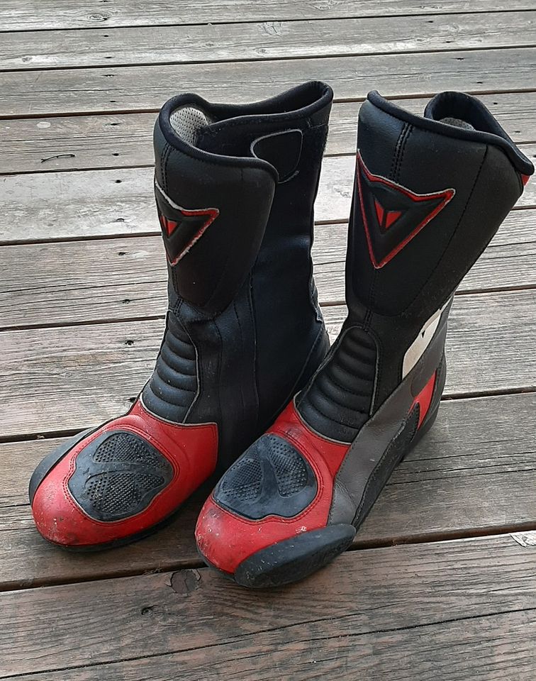 Damen-Motorradstiefel DAINESE in Schwarz-Weiß-Rot Gr. 39 in Welzow