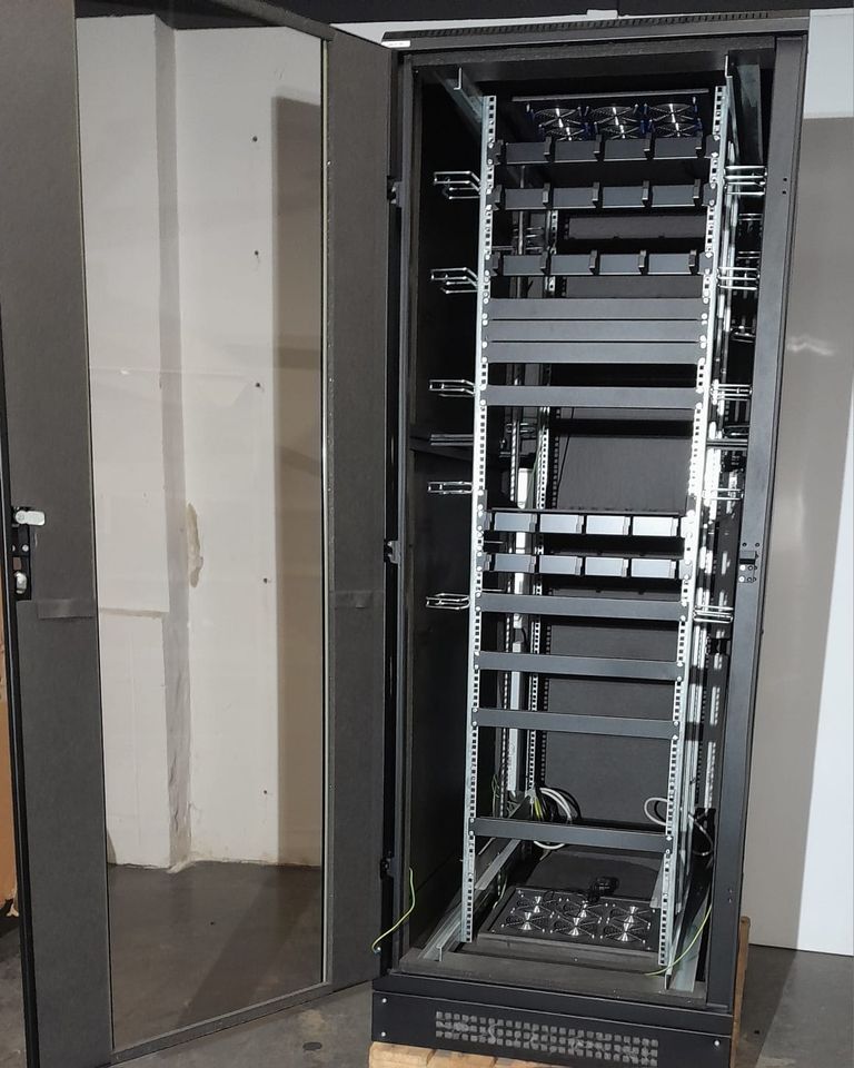 Triton Serversschränke; 2 Stück B 700 x H 1200 x T 2100mm in Hartmannsdorf