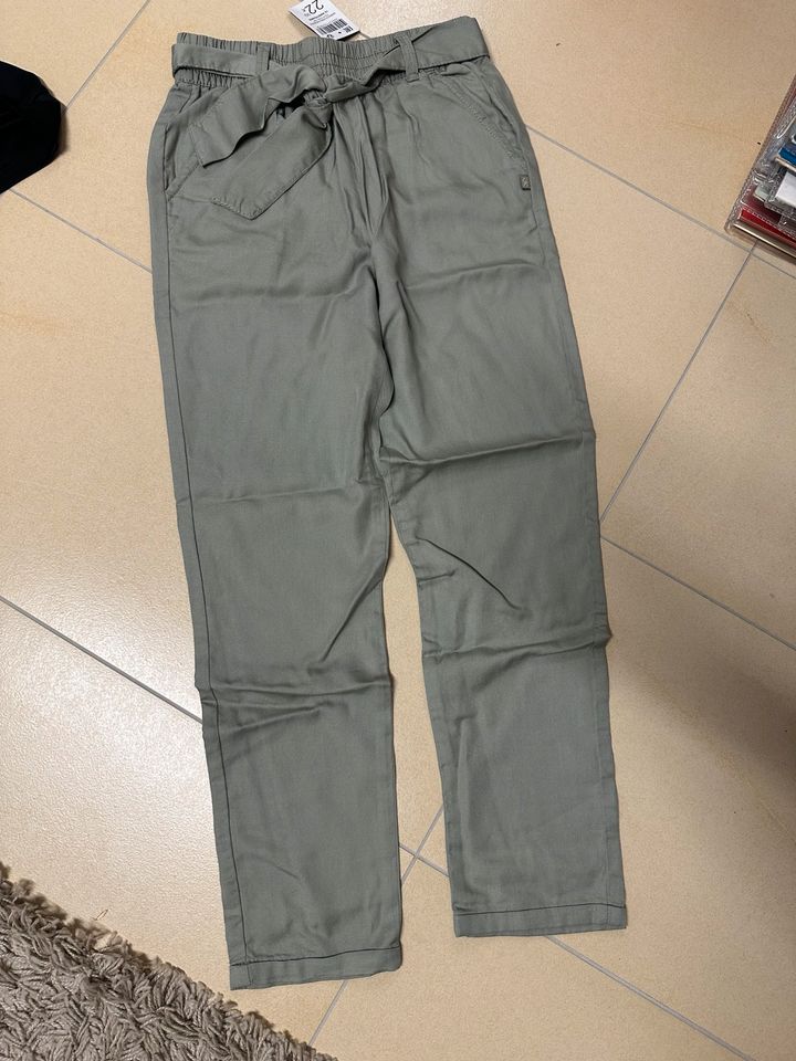 Okaidi lange Sommerhose Gr. 140 in khaki NEU in Jüchen